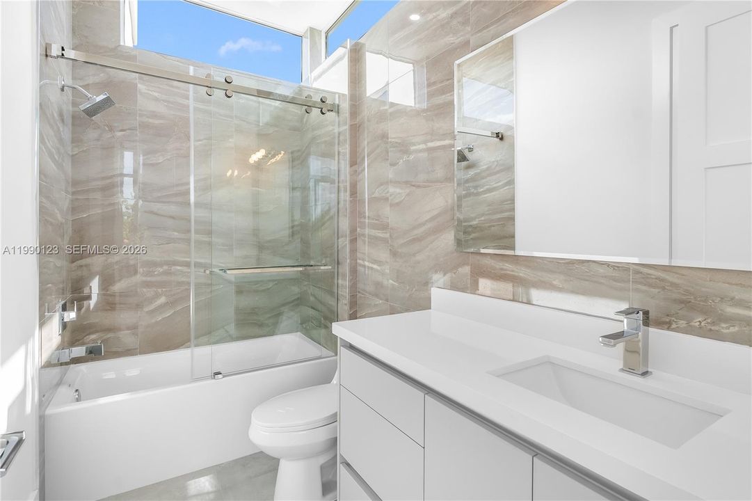 En Venta: $2,175,000 (5 camas, 4 baños, 3617 Pies cuadrados)