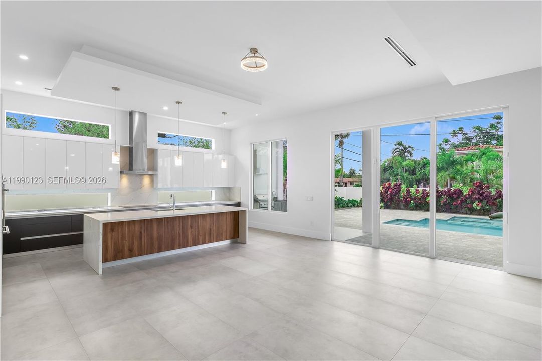 En Venta: $2,175,000 (5 camas, 4 baños, 3617 Pies cuadrados)