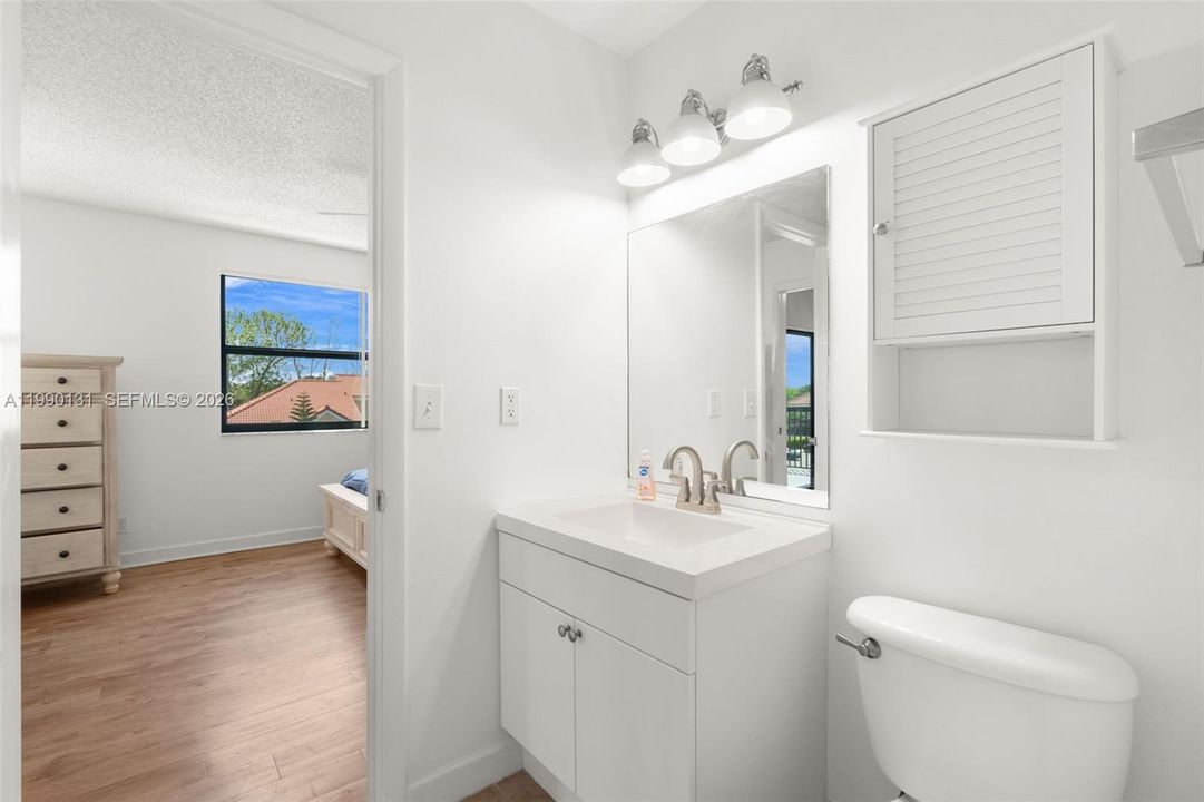 Active With Contract: $175,000 (1 beds, 1 baths, 784 Square Feet)