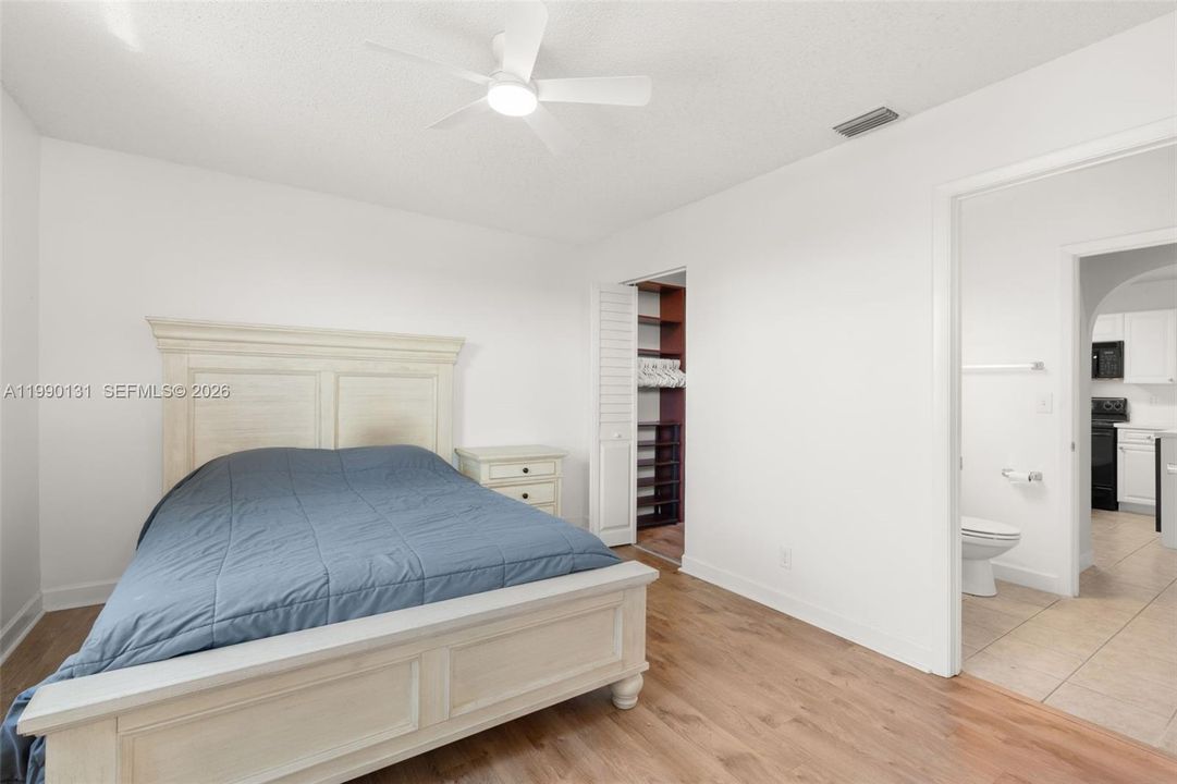 Active With Contract: $175,000 (1 beds, 1 baths, 784 Square Feet)