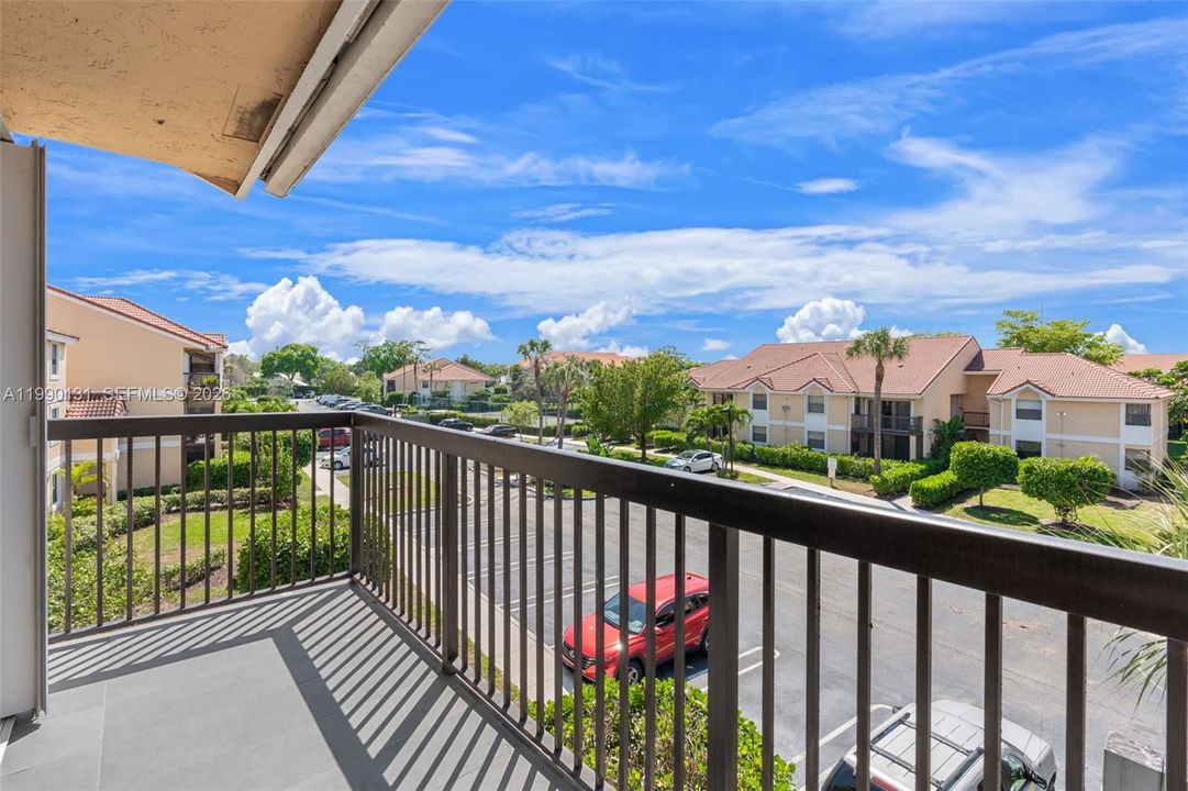 Active With Contract: $175,000 (1 beds, 1 baths, 784 Square Feet)