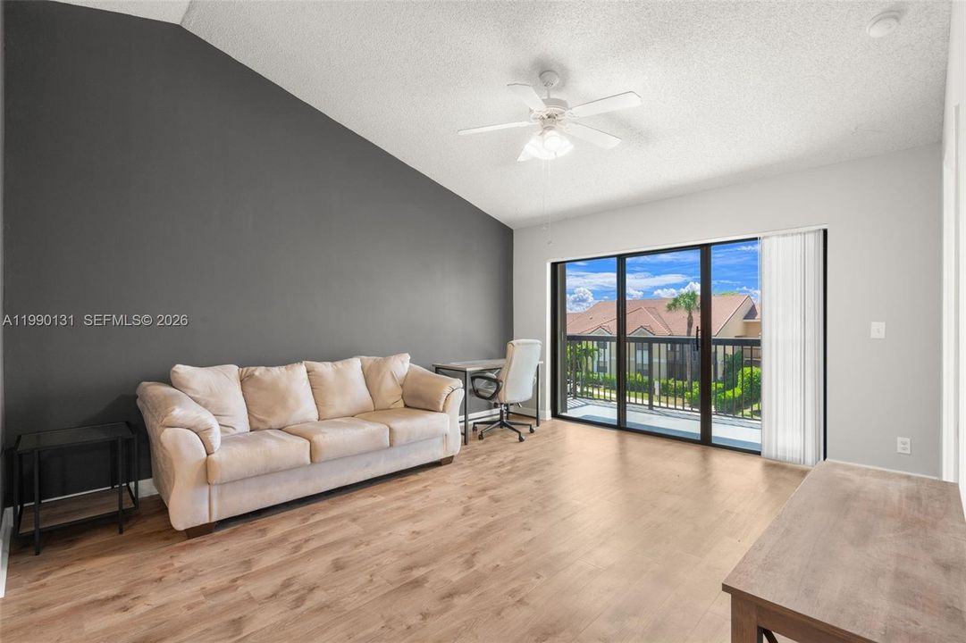 Active With Contract: $175,000 (1 beds, 1 baths, 784 Square Feet)