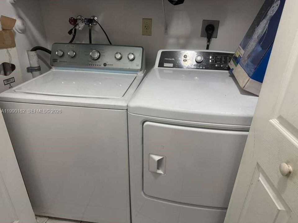 For Sale: $398,000 (3 beds, 2 baths, 1320 Square Feet)