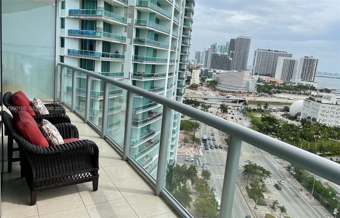 For Sale: $599,000 (1 beds, 1 baths, 845 Square Feet)
