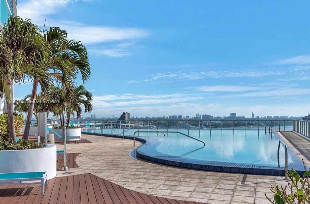 For Sale: $599,000 (1 beds, 1 baths, 845 Square Feet)