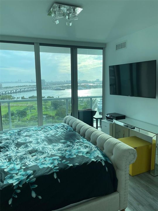 For Sale: $599,000 (1 beds, 1 baths, 845 Square Feet)