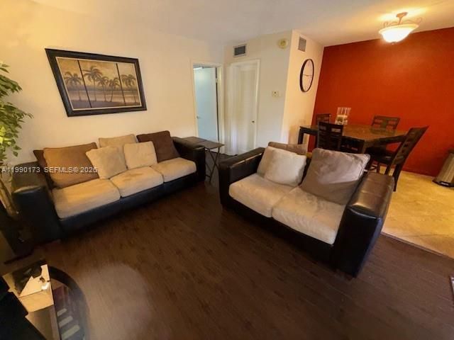 Active With Contract: $154,000 (1 beds, 1 baths, 646 Square Feet)
