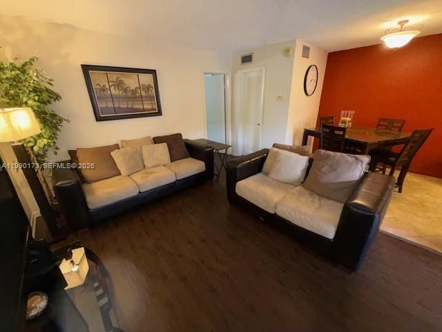 Active With Contract: $154,000 (1 beds, 1 baths, 646 Square Feet)