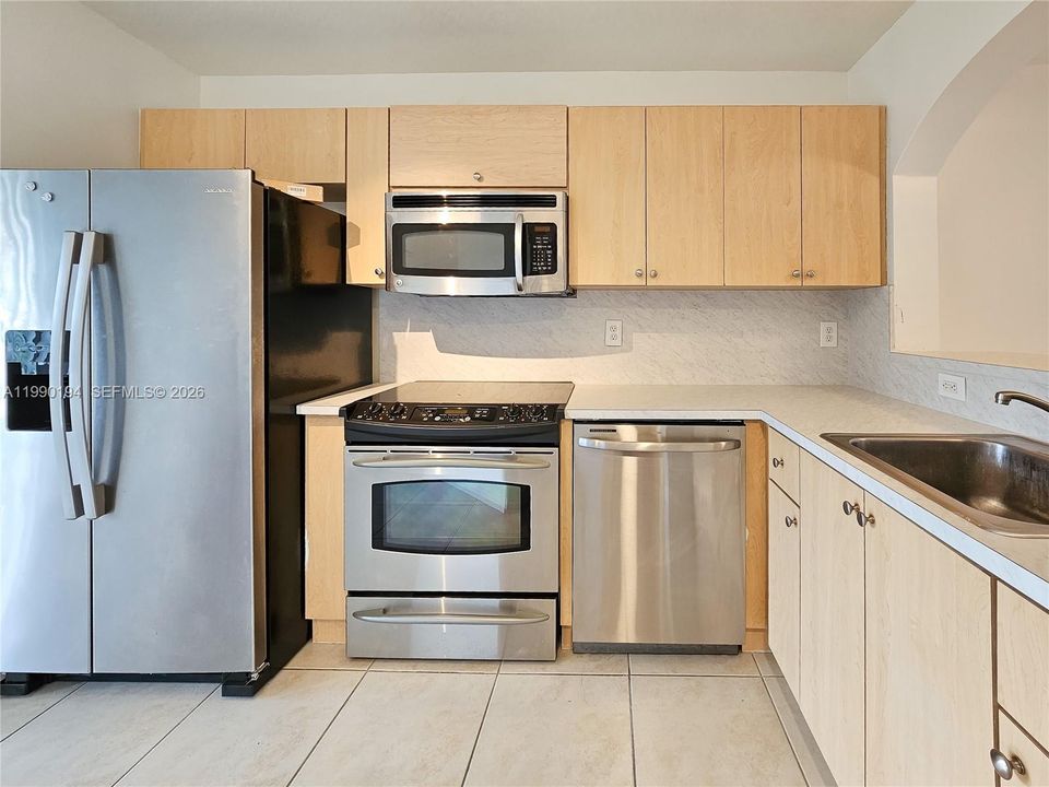 На продажу: $199,000 (2 спален, 2 ванн, 822 Квадратных фут)