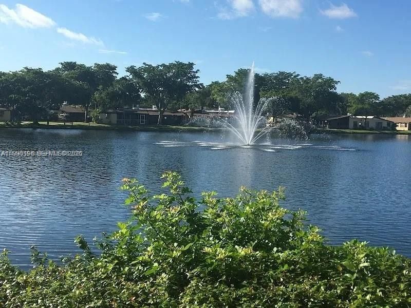 For Sale: $206,000 (2 beds, 2 baths, 1015 Square Feet)