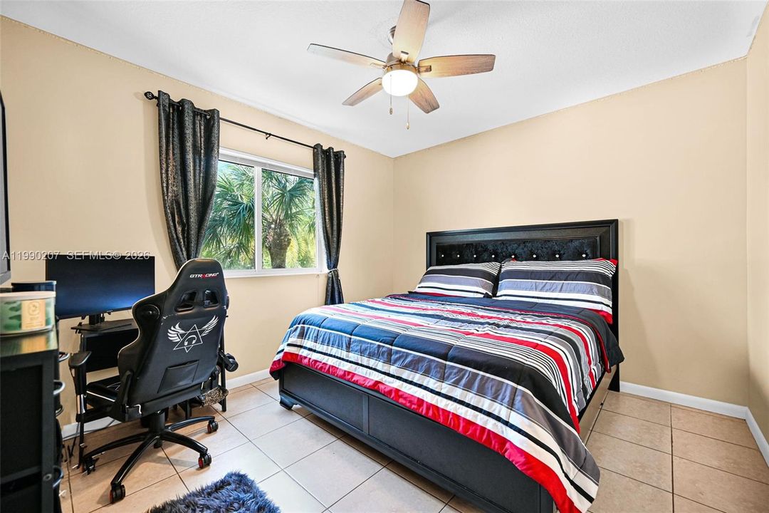 For Sale: $210,000 (2 beds, 2 baths, 914 Square Feet)