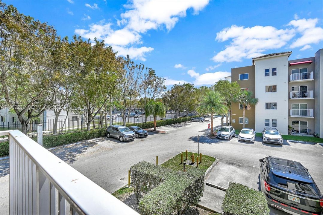 For Sale: $210,000 (2 beds, 2 baths, 914 Square Feet)