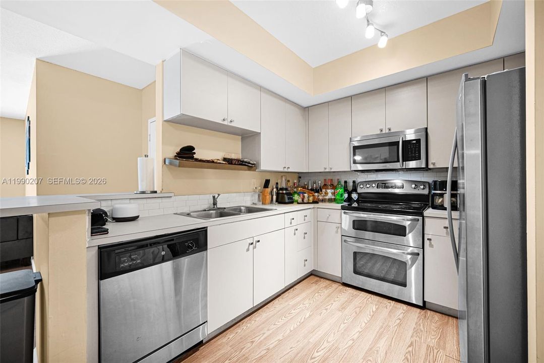 For Sale: $210,000 (2 beds, 2 baths, 914 Square Feet)