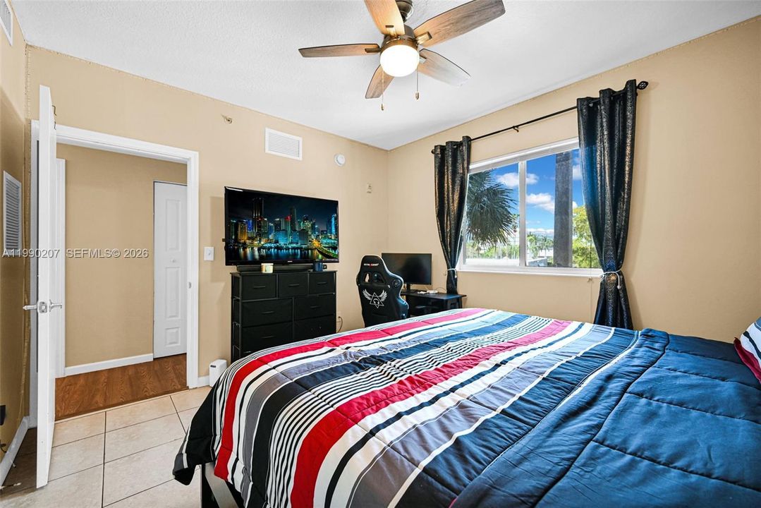 For Sale: $210,000 (2 beds, 2 baths, 914 Square Feet)