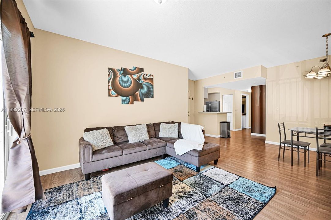 For Sale: $210,000 (2 beds, 2 baths, 914 Square Feet)