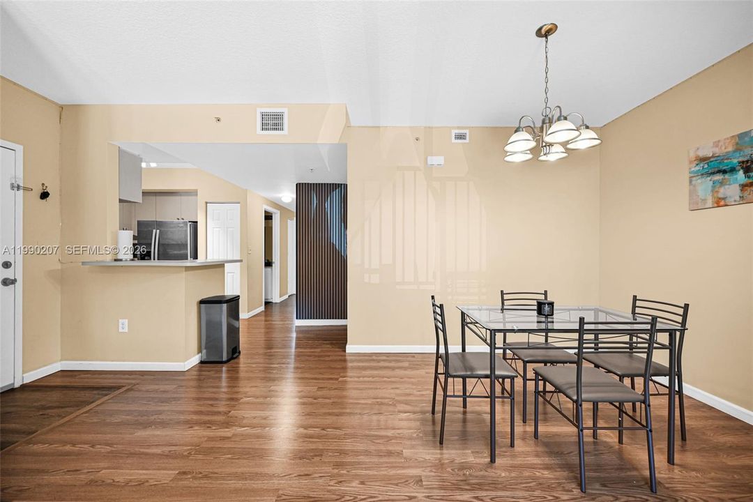 For Sale: $210,000 (2 beds, 2 baths, 914 Square Feet)