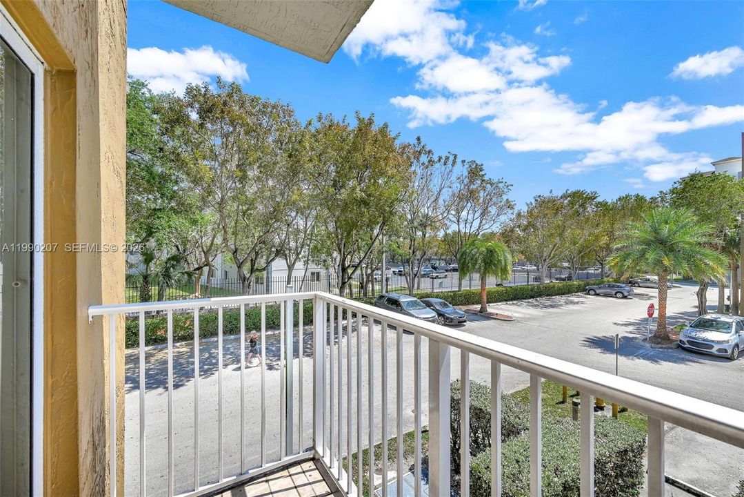 For Sale: $210,000 (2 beds, 2 baths, 914 Square Feet)