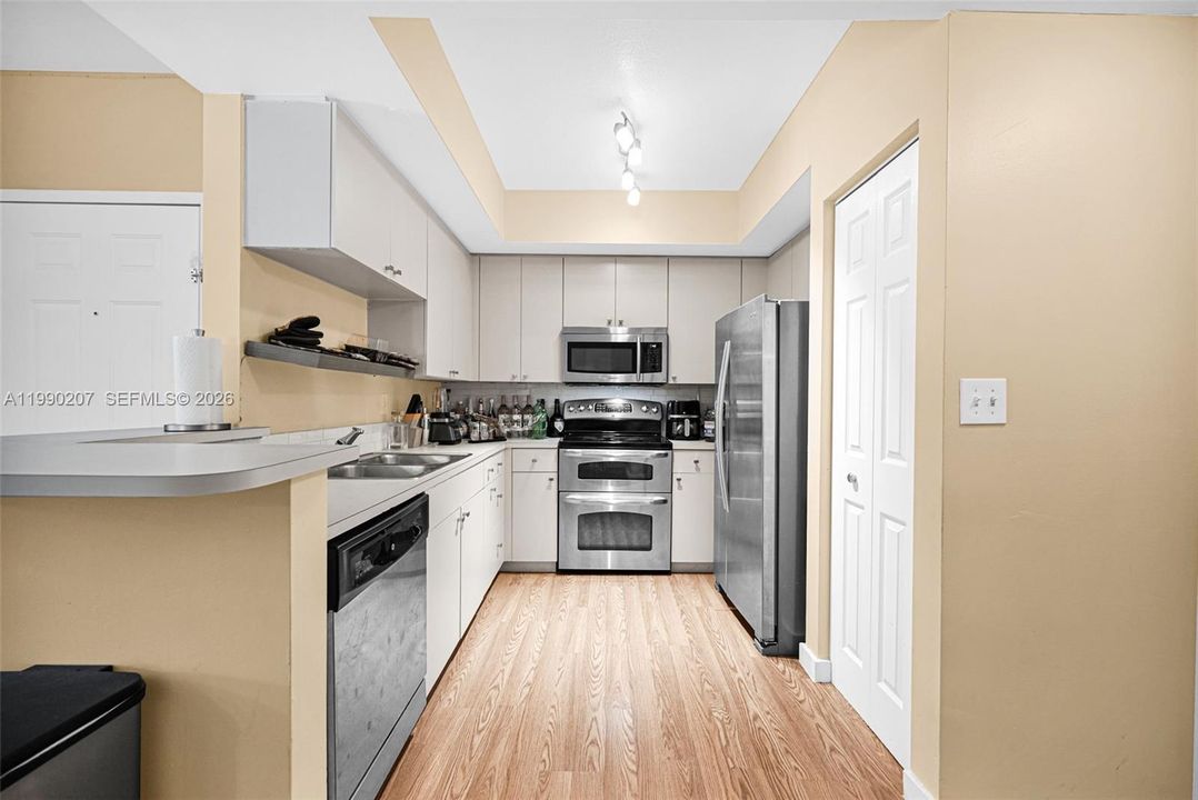For Sale: $210,000 (2 beds, 2 baths, 914 Square Feet)
