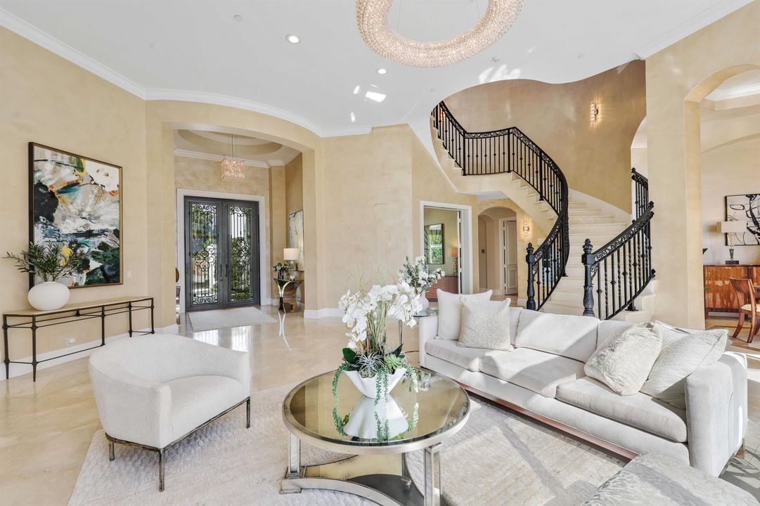 Front Living:entrance:stairs - 17