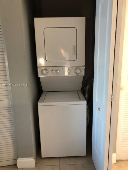 For Sale: $195,000 (1 beds, 1 baths, 702 Square Feet)