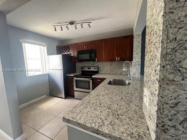 For Sale: $195,000 (1 beds, 1 baths, 702 Square Feet)