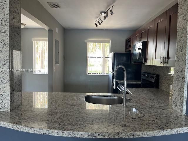 For Sale: $195,000 (1 beds, 1 baths, 702 Square Feet)