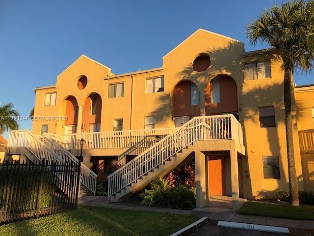 For Sale: $195,000 (1 beds, 1 baths, 702 Square Feet)