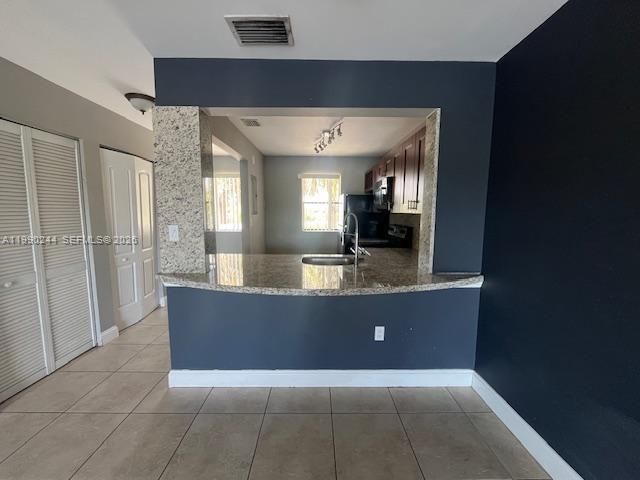 For Sale: $195,000 (1 beds, 1 baths, 702 Square Feet)
