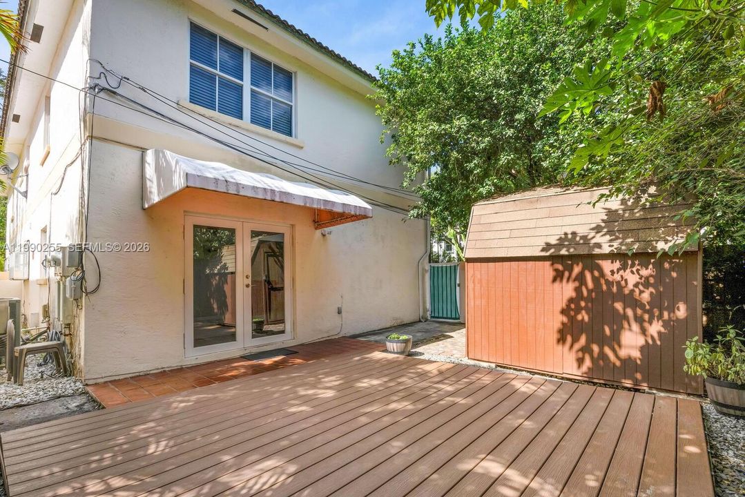 Recently Sold: $995,000 (3 beds, 3 baths, 1560 Square Feet)