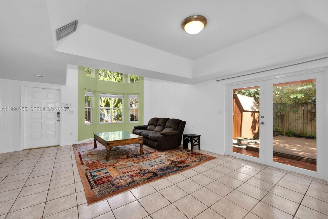 Recently Sold: $995,000 (3 beds, 3 baths, 1560 Square Feet)