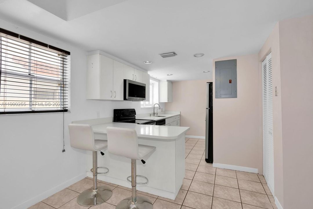 Recently Sold: $995,000 (3 beds, 3 baths, 1560 Square Feet)