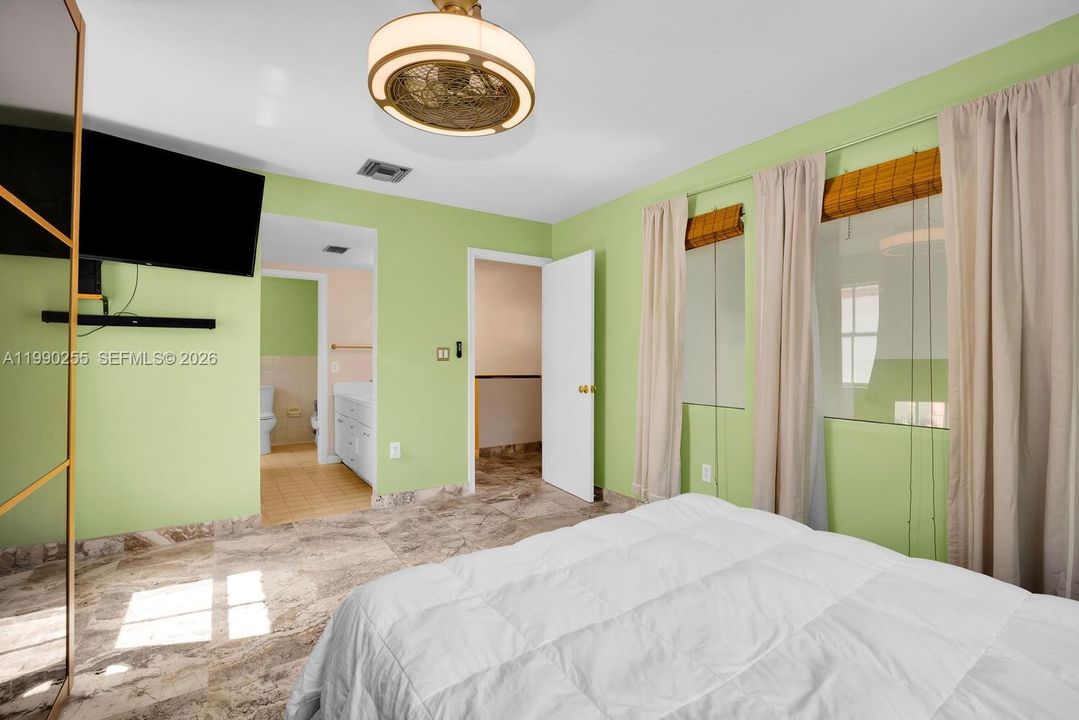 Recently Sold: $995,000 (3 beds, 3 baths, 1560 Square Feet)