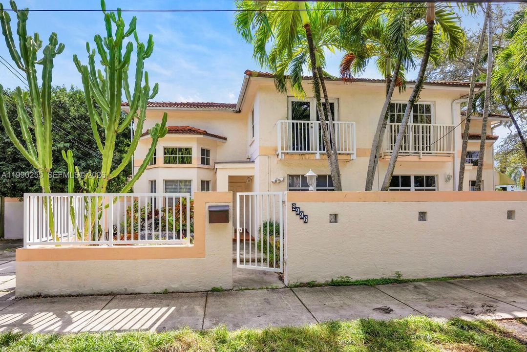 Recently Sold: $995,000 (3 beds, 3 baths, 1560 Square Feet)