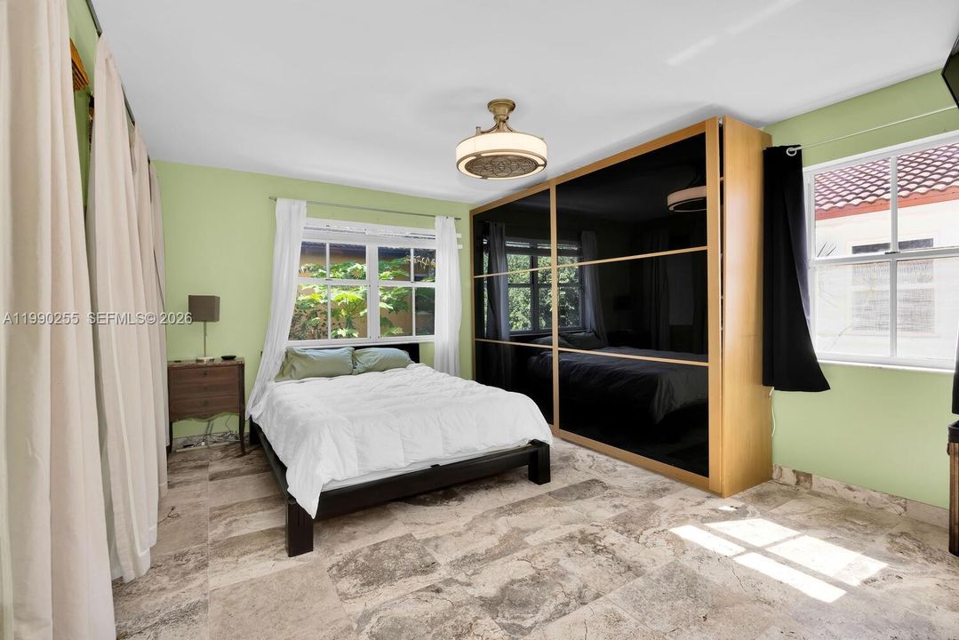 Recently Sold: $995,000 (3 beds, 3 baths, 1560 Square Feet)
