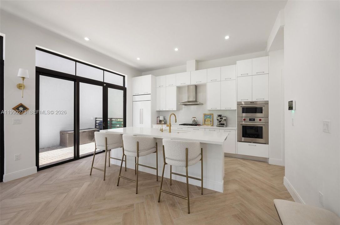 Vendido Recientemente: $1,200,000 (4 camas, 3 baños, 2410 Pies cuadrados)