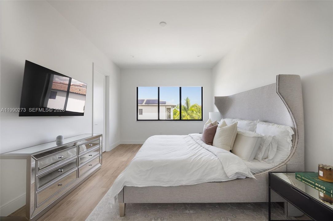 Vendido Recientemente: $1,200,000 (4 camas, 3 baños, 2410 Pies cuadrados)