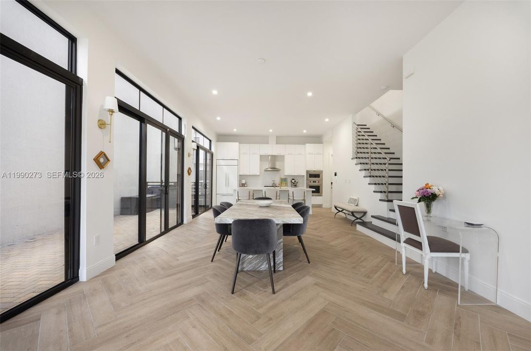 Vendido Recientemente: $1,200,000 (4 camas, 3 baños, 2410 Pies cuadrados)