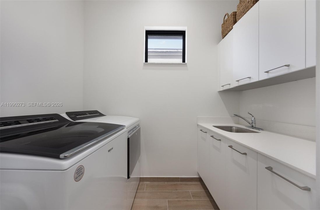 Vendido Recientemente: $1,200,000 (4 camas, 3 baños, 2410 Pies cuadrados)