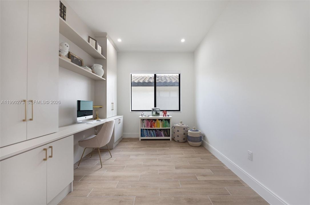 Vendido Recientemente: $1,200,000 (4 camas, 3 baños, 2410 Pies cuadrados)