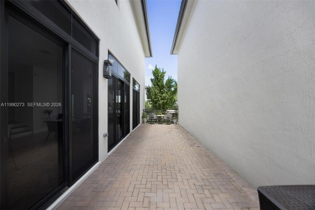 Vendido Recientemente: $1,200,000 (4 camas, 3 baños, 2410 Pies cuadrados)