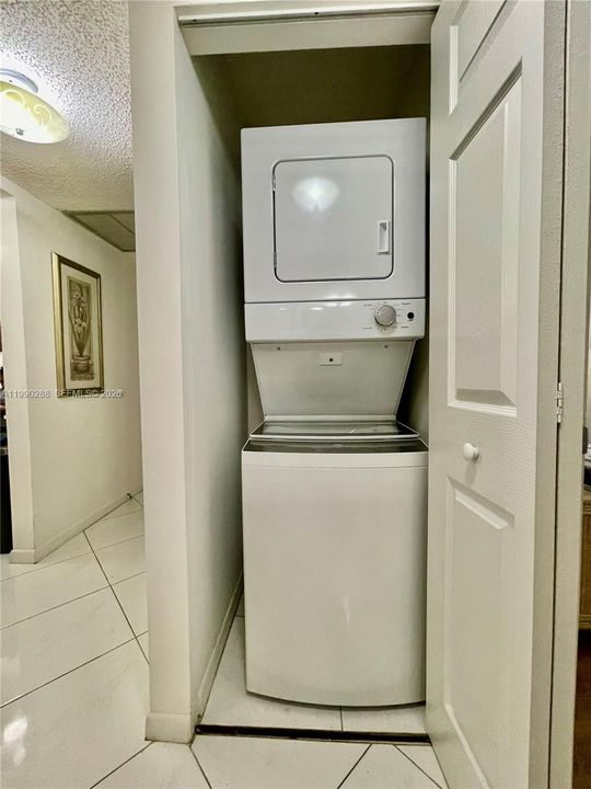 Activo con contrato: $239,900 (2 camas, 2 baños, 1010 Pies cuadrados)