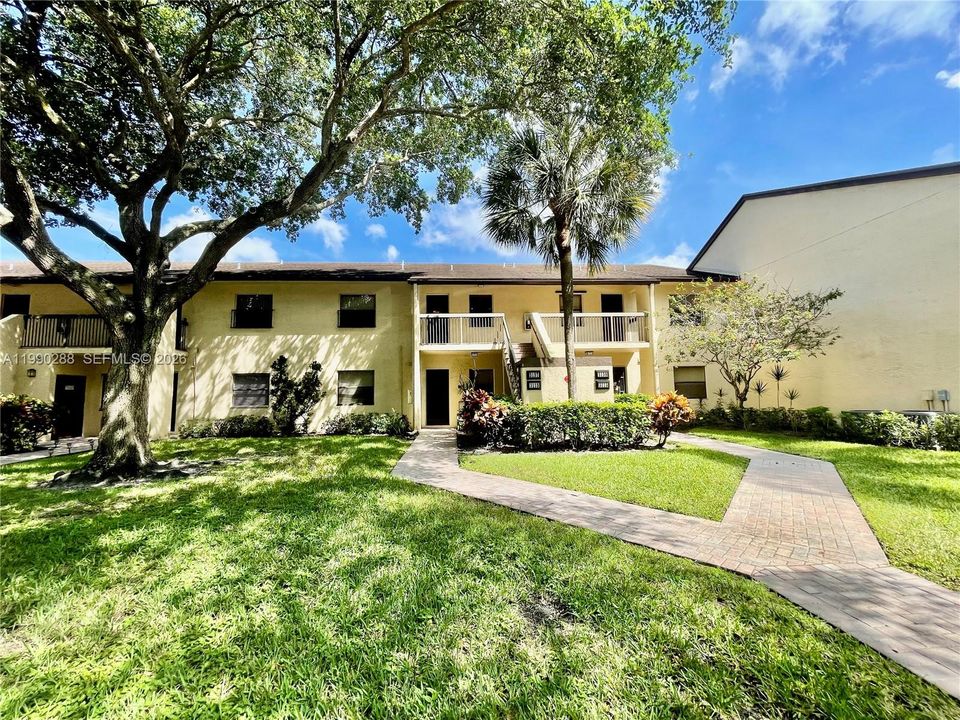 Activo con contrato: $239,900 (2 camas, 2 baños, 1010 Pies cuadrados)