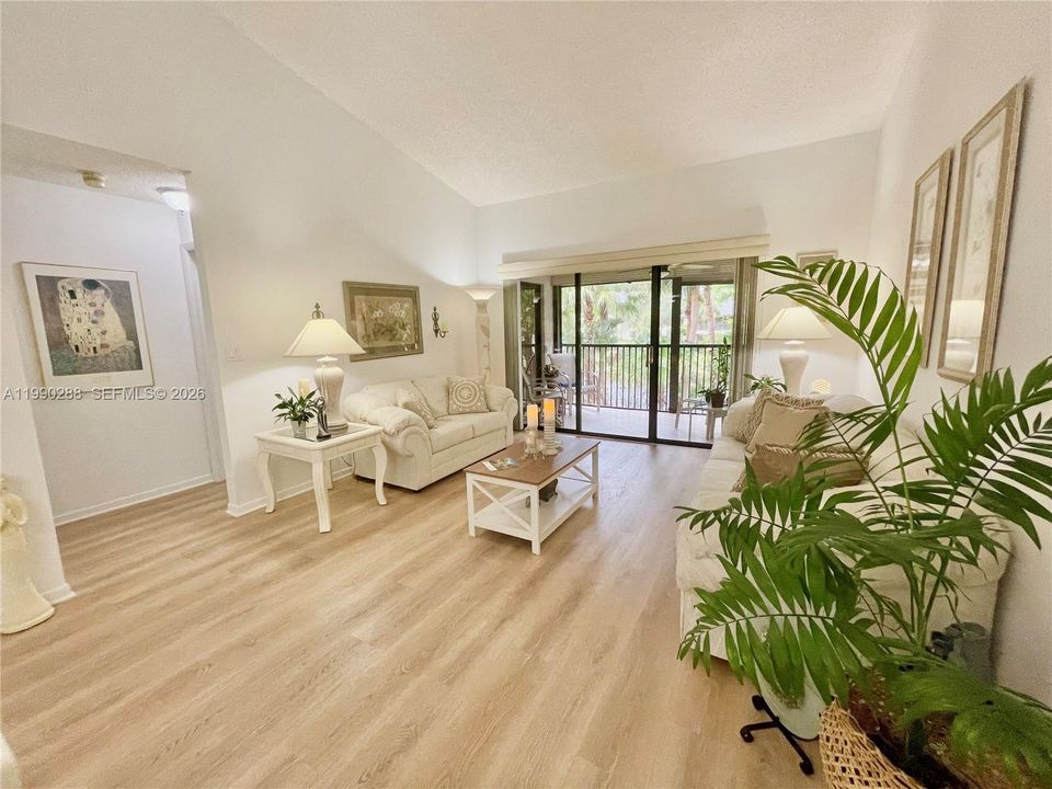Activo con contrato: $239,900 (2 camas, 2 baños, 1010 Pies cuadrados)