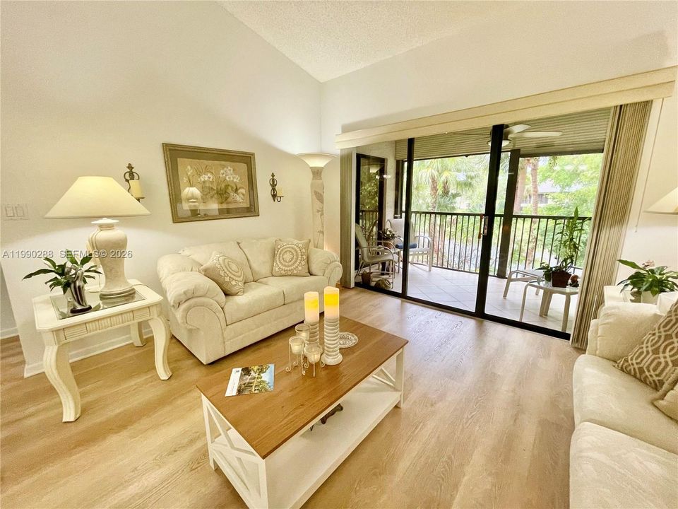 Activo con contrato: $239,900 (2 camas, 2 baños, 1010 Pies cuadrados)