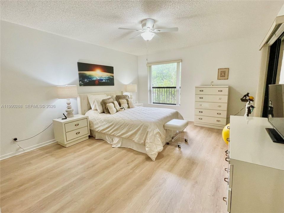 Activo con contrato: $239,900 (2 camas, 2 baños, 1010 Pies cuadrados)