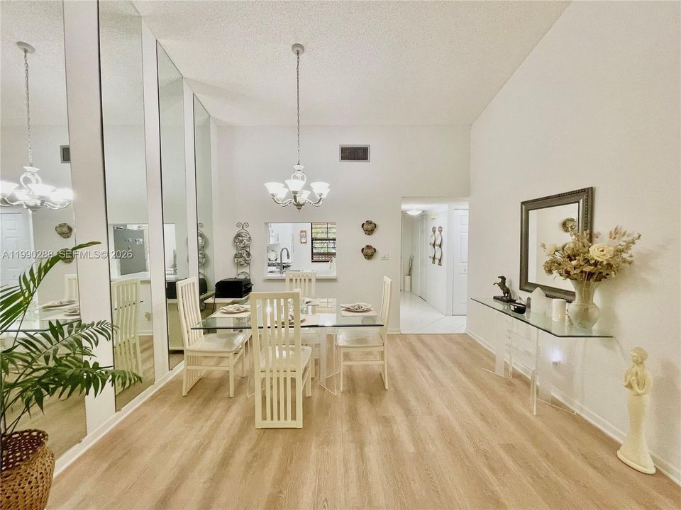 Activo con contrato: $239,900 (2 camas, 2 baños, 1010 Pies cuadrados)