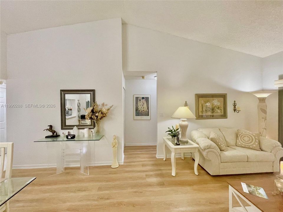 Activo con contrato: $239,900 (2 camas, 2 baños, 1010 Pies cuadrados)