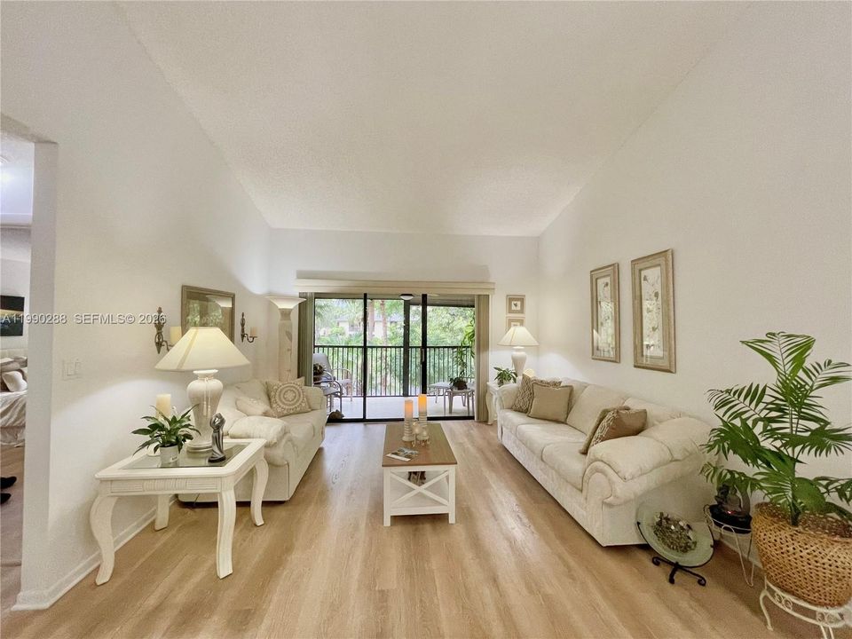 Activo con contrato: $239,900 (2 camas, 2 baños, 1010 Pies cuadrados)