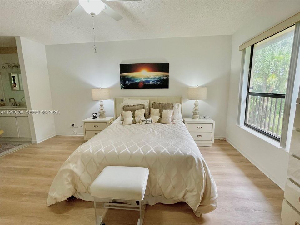 Activo con contrato: $239,900 (2 camas, 2 baños, 1010 Pies cuadrados)