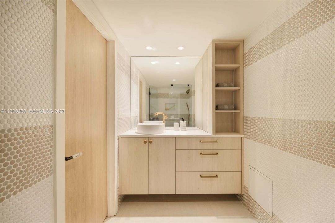For Sale: $1,800,000 (3 beds, 2 baths, 1180 Square Feet)